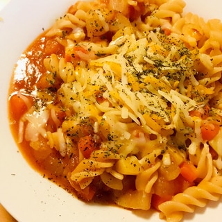 鶏肉と根菜ダイスのトマトソースのショートパスタ